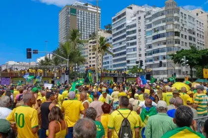 Foto de populares no ato de bolsonaro em copacabana