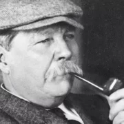 Foto do escritor Conan Doyle, autor de Sherlock Holmes, que soube explorar o saber indiciário