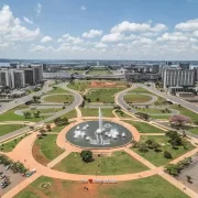 Imagem aérea de Brasilia. Autora fala como é voltar para casa