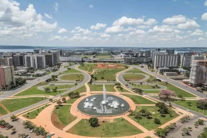 Imagem aérea de Brasilia. Autora fala como é voltar para casa