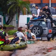 Pessoas fazendo salvamento em meio a uma enchente