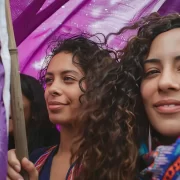 Mulheres jovens numa manifestação. Autora defende a criação das Legendárias