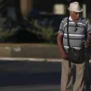 Aposentado do INSS caminha pela rua