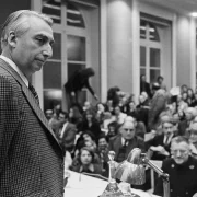Foto de Roland Barthes em sua famosa aula no Collège de France, em 1977