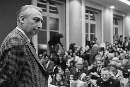Foto de Roland Barthes em sua famosa aula no Collège de France, em 1977