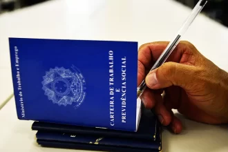 Foto de uma carteira de trabalho. Autor faz comparações entre sangue e seiva