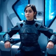 Foto de uma mulher numa espaçonave. Faz parte de um episódio de black mirror