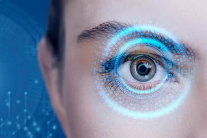 Um olho feminino com uma ilustração de laser à frente. Autora fala da sua cirurgia nos olhos, que lhe tirou os óculos