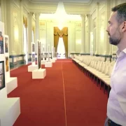 gOVERNADOR EDUARDO LEITE OBSERVA UMA EXPOSIÇÃO, AUTORA CRITICA COMUNICAÇÃO DO GOVERNO