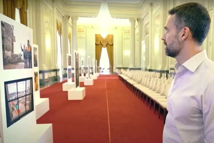 gOVERNADOR EDUARDO LEITE OBSERVA UMA EXPOSIÇÃO, AUTORA CRITICA COMUNICAÇÃO DO GOVERNO