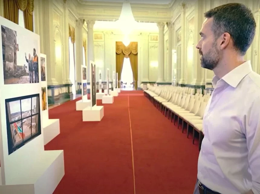 gOVERNADOR EDUARDO LEITE OBSERVA UMA EXPOSIÇÃO, AUTORA CRITICA COMUNICAÇÃO DO GOVERNO