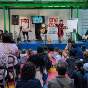 Foto de um evento na Livraria del fondo, em Buenos Aires, onde o autor vai falar sobre seu livro de poemas
