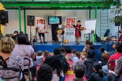 Foto de um evento na Livraria del fondo, em Buenos Aires, onde o autor vai falar sobre seu livro de poemas