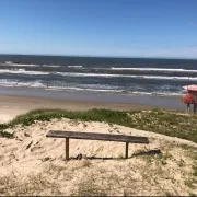 Foto de uma beira-mar com ondas ao fundo