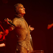 Foto do cantor Ney Matogrosso se apresentando num palco
