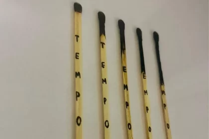 SEQUÊNCIA DE PALITOS DE FÓSFORO QUEIMADOS. AUTORA FALA DA PLAYLIST DE VELÓRIO