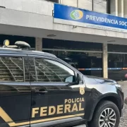 Carro da Policia Federal em frente a uma agência da Previdência. Investigação sobre fraudes contra pessoa idosa