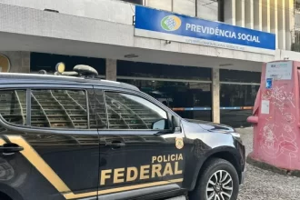 Carro da Policia Federal em frente a uma agência da Previdência. Investigação sobre fraudes contra pessoa idosa