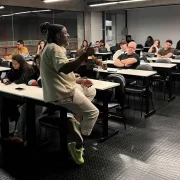 OFoto do autor fazendo uma palestra para egressos do sistema prisional