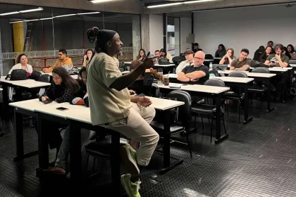 OFoto do autor fazendo uma palestra para egressos do sistema prisional