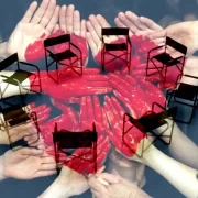 Uma foto montagem com mãos. Autora fala em trabalho e saúde mental