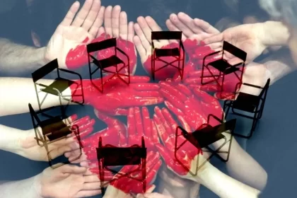 Uma foto montagem com mãos. Autora fala em trabalho e saúde mental