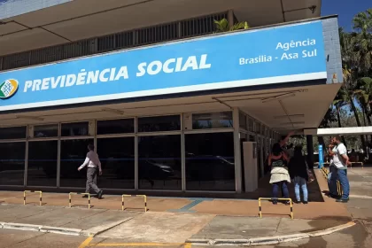 Foto da fachada de uma agência da Previdência. Sistema do INSS está comprometido