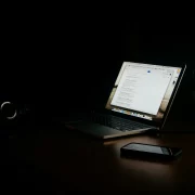 Foto de um laptop no escuro. Linkedin