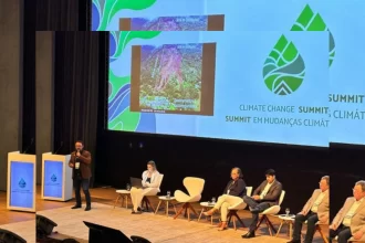 Foto do palco do summit mudanças climáticas que discutiu os desastres do clima