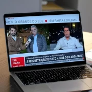 lap top com a programação da GloboNews na Tela. Autora fala de gestão de risco