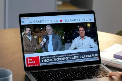 lap top com a programação da GloboNews na Tela. Autora fala de gestão de risco