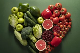 Um coração formato por vários vegetais. Autora fala de vegetariano e vegano