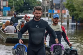 Imagem de voluntários na enchente de 2024 no rio grande do sul