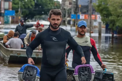 Imagem de voluntários na enchente de 2024 no rio grande do sul
