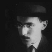 Foto antiga do rosto do poeta fernando pessoa, para quem o tema de o amor foi decisivo