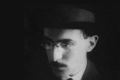Foto antiga do rosto do poeta fernando pessoa, para quem o tema de o amor foi decisivo