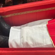 Foto dos sapatos surrados do Papa Francisco no caixão. Autor fala da fé entre crentes e não-crentes