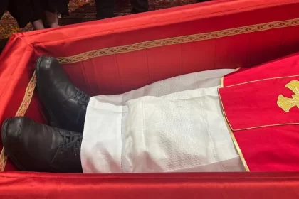 Foto dos sapatos surrados do Papa Francisco no caixão. Autor fala da fé entre crentes e não-crentes