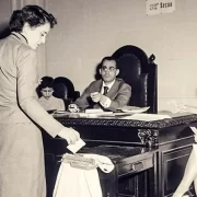 Foto antiga de uma mulher votando. Autor fala em segregação