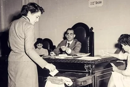 Foto antiga de uma mulher votando. Autor fala em segregação